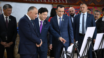 Фотография к новости: Әшімбаев: Қазақ пен қырғызға ортақ тұлғаларды дәріптеу ынтымақтастықтың маңызды тетігі