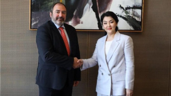 Фотография к новости: А. Ғиният Францияның Денсаулық сақтау және профилактика министрімен кездесті