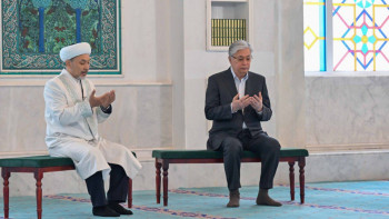 Фотография к новости: Мемлекет басшысы Әзірет Сұлтан мешітіне барды