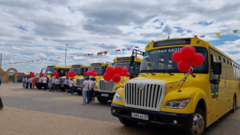 Фотография к новости: Оралда бес мектепке жаңа автобустар берілді
