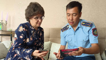 Фотография к новости: Петропавл полицейлері зейнеткерге 5,5 млн теңгесін қайтарып берді