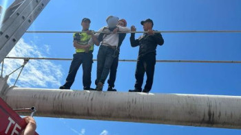 Фотография к новости: Құтқарушылар көпірден секірмек болған ер адамды құтқарды