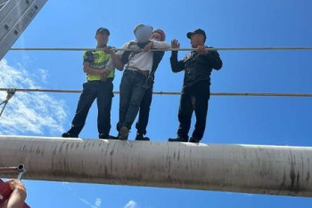 Фотография к новости: Құтқарушылар көпірден секірмек болған ер адамды құтқарды