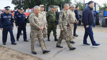 Фотография к новости: Төтенше жағдайлар министрі Ертіс орманында өрт сөндірушілер жұмысымен танысты