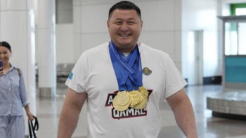 Фотография к новости: Мемлекеттік күзет қызметкері пауэрлифтингтен 10 алтын медаль жеңіп алды