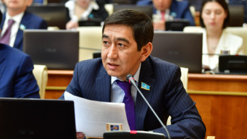 Фотография к новости: "Ей, мен в Аманате": Ринат Зайытов партия атауын әнге қосты