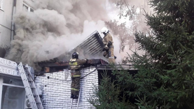 Өскеменде дәмхана өртеніп, 60-қа жуық адам эвакуацияланды