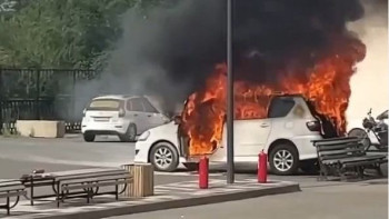 Фотография к новости: Оралда әуежай тұрағында жол талғамайтын көлік отқа оранды