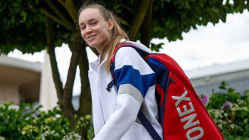 Фотография к новости: Елена Рыбакина «Үлкен Дулыға» турнирінің екінші кезеңіне өтті