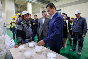 Фотография к новости: Премьер-министр Атыраудағы полипропилен өндіретін кешенге барды