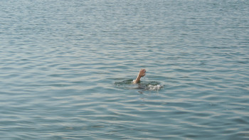 Фотография к новости: Екі оқушы Екібастұздағы су арнасына батып кетті
