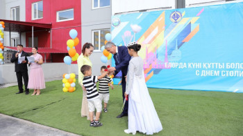 Фотография к новости: Абай қаласының кезекте тұрған 80 отбасы жаңа пәтерлердің кілтін алды