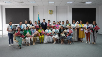 Фотография к новости: Астанада көпбалалы аналарға алқалар табыс етілді