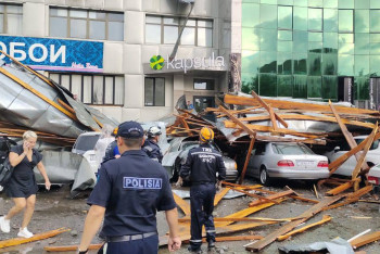 Фотография к новости: Павлодарда сауда үйінің шатыры қирады