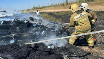 Фотография к новости: БҚО-да жүк көлігі өртеніп, жалын құрғақ шөпке ауысты