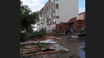 Фотография к новости: Щучинск қаласында қатты жел үйдің шатырын ұшырды