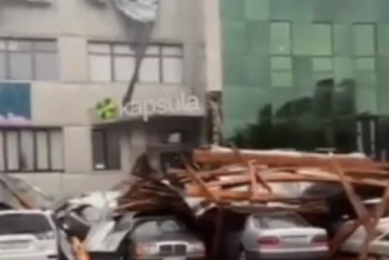 Фотография к новости: Полицейлер Павлодарда үйінді астында қалған адамдарды құтқарды