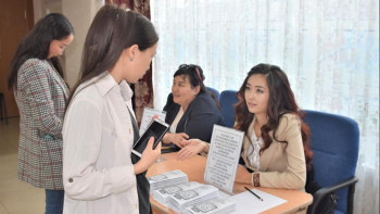 Фотография к новости: Ақмола облысында мемлекеттік қызметшілердің 64,4%-ы - әйелдер