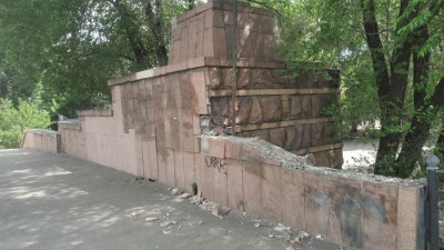Алматы әкімдігі: Сейфуллин көпіріндегі гранит плиталар орнына қойылады