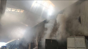 Фотография к новости: Алматы базарындағы өрт сөндірілді