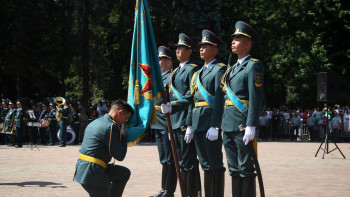Фотография к новости: Түлектерге бірінші офицерлік «лейтенант» атағы берілді
