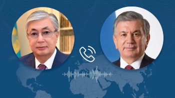 Фотография к новости: Тоқаев Мирзиёевті Президент сайлауындағы сенімді жеңісімен құттықтады