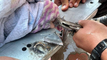 Фотография к новости: Құтқарушылар қолын темірге қысып алған 10 жасар қызға көмектесті