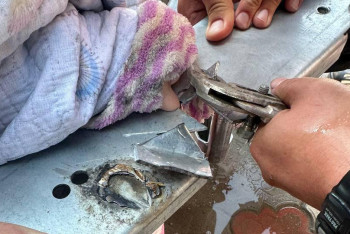 Фотография к новости: Құтқарушылар қолын темірге қысып алған 10 жасар қызға көмектесті