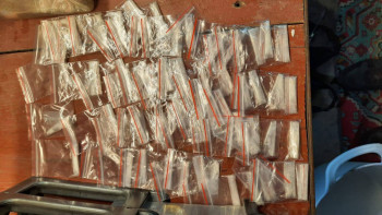 Фотография к новости: Қостанай облысының полицейлері есірткі қойып кетушіні ірі партиямен ұстады