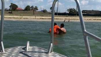 Фотография к новости: Жабайы жағажайда шомылып жүрген адамның сіңірі тартылып, суға батып кете жаздады