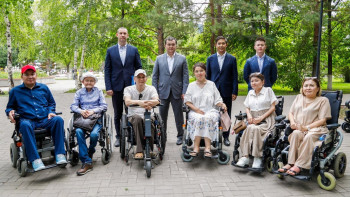 Фотография к новости: Астананың әкімі мүмкіндігі шектеулі жандармен кездесті