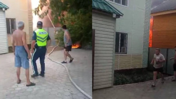 Фотография к новости: Ақмола полицейлері өртеніп жатқан үйден екі баланы алып шықты