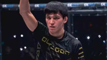 Фотография к новости: Азат Мақсұм UFC-дегі алғашқы кездесуін сәтті өткізді