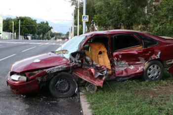 Фотография к новости: Алматыда екі жол апатына түрткі болған жүргізуші оқиға орнынан қашып кетті