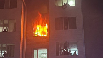 Фотография к новости: Қосшыда жанып жатқан пәтерден алты адам құтқарылды