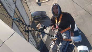 Фотография к новости: Алматыда биік үйдің терезесін жуған жігіт көпшілікті таңқалдырды