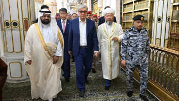 Фотография к новости: Мемлекет басшысы Мұхаммед пайғамбар мешітіне зиярат етті