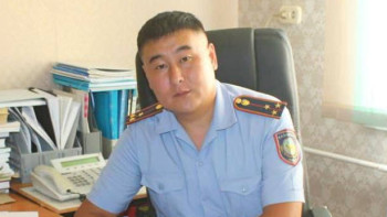 Фотография к новости: ШҚО-да полицей түтіндеп жатқан үйден ер адамды құтқарды