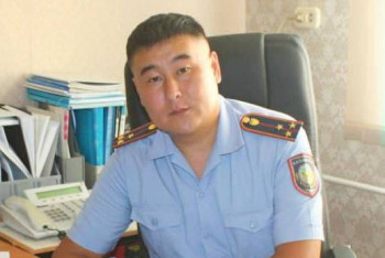 Фотография к новости: ШҚО-да полицей түтіндеп жатқан үйден ер адамды құтқарды