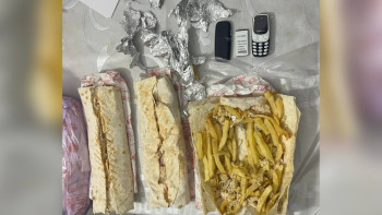 Фотография к новости: Ақтөбе тұрғыны түрмеге донер ішіне телефон жасырып өткізбек болған