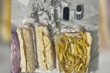 Фотография к новости: Ақтөбе тұрғыны түрмеге донер ішіне телефон жасырып өткізбек болған