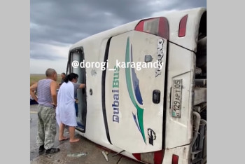 Фотография к новости: Қарағанды ​​облысында қатты желден автобус аударылып қалды