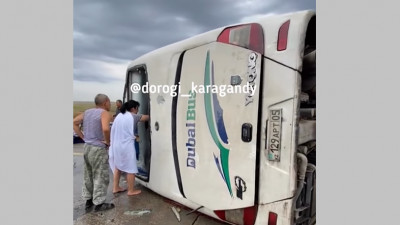 Қарағанды ​​облысында қатты желден автобус аударылып қалды