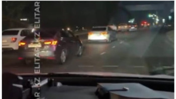 Фотография к новости: Шымкентте жолда көлікпен «дойбы» ұйымдастырғандар жазаланды