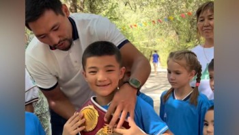 Фотография к новости: Жәнібек Әлімханұлы балалар үйіне барды