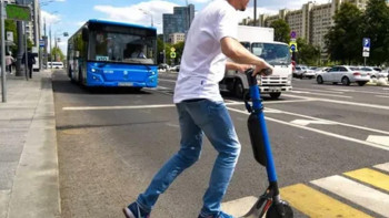 Фотография к новости: 30 тамыздан бастап ереже бұзған электр самокаттары айып тұрағына қойылады