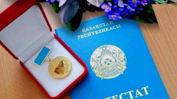 Фотография к новости: 60-қа жуық семейлік түлек «Алтын белгіге» қол жеткізді