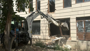 Фотография к новости: Алматыда сот шешімімен бизнес орталық сүріліп жатыр