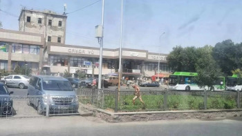 Фотография к новости: Шымкентте көшенің ортасында жалаңаш шомылған ер адамның кім екені анықталды