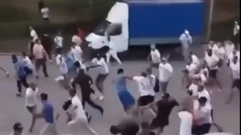 Фотография к новости: Футбол жанкүйерлерінің поляктарды "жылы" қарсы алған сәті видеоға түсіп қалған